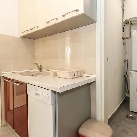 New Lavina, Parking 5 Evra Dan