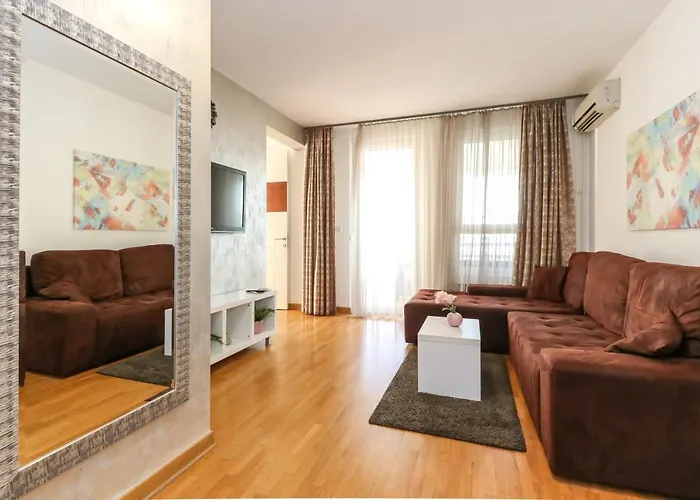 New Lavina, Parking 5 Evra Dan 아파트