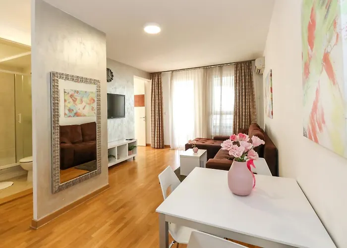 New Lavina, Parking 5 Evra Dan 아파트